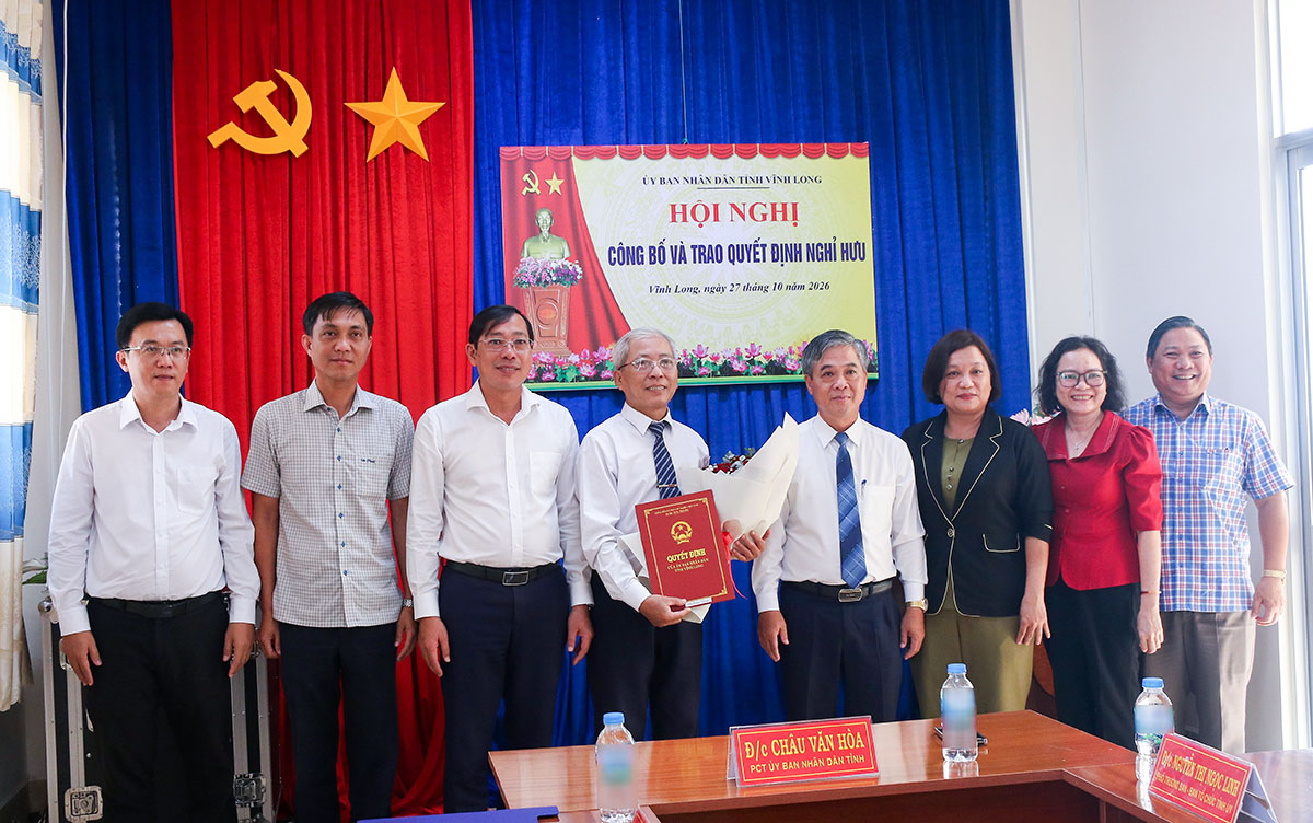 Phó Chủ tịch UBND tỉnh Châu Văn Hòa trao quyết định nghỉ hưu đối với ông Ma Xuân Thuận - Phó Giám đốc Ban Quản lý dự án Giao thông tỉnh.