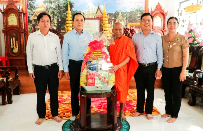 Phó Bí thư Tỉnh ủy- Lâm Minh Đằng thăm, tặng quà nhân dịp lễ Sêne Đôlta