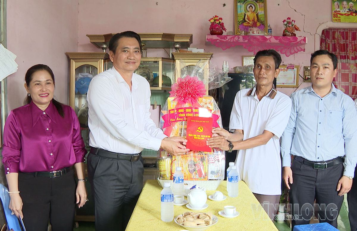 Phó Chủ tịch UBND tỉnh tặng quà thương binh Thạch Ngọc Hùng tại xã Hưng Mỹ.