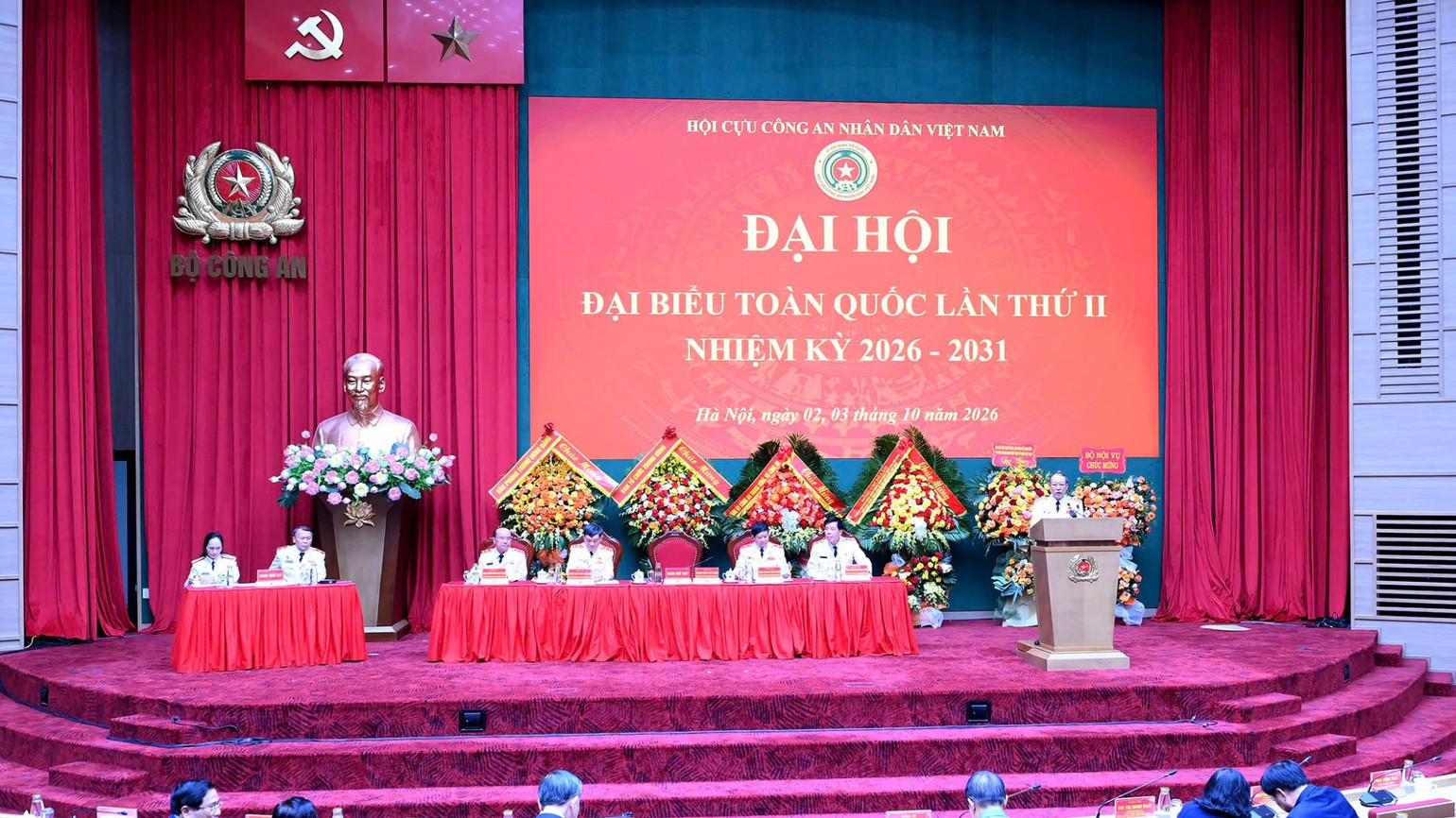 Đoàn Chủ tịch và Thư ký Đại hội. (Ảnh: ĐĂNG KHOA)
