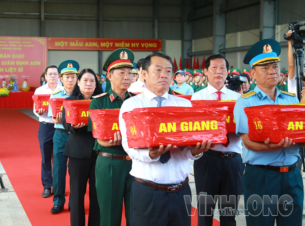 Lãnh đạo Bộ Tư lệnh Quân khu 9, Quân chủng Phòng không- Không quân và các tỉnh, thành thực hiện nghi thức đưa mẫu hài cốt liệt sĩ lên máy bay.