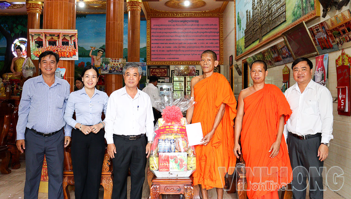 Đến thăm và tặng quà chùa Phù Ly 2.