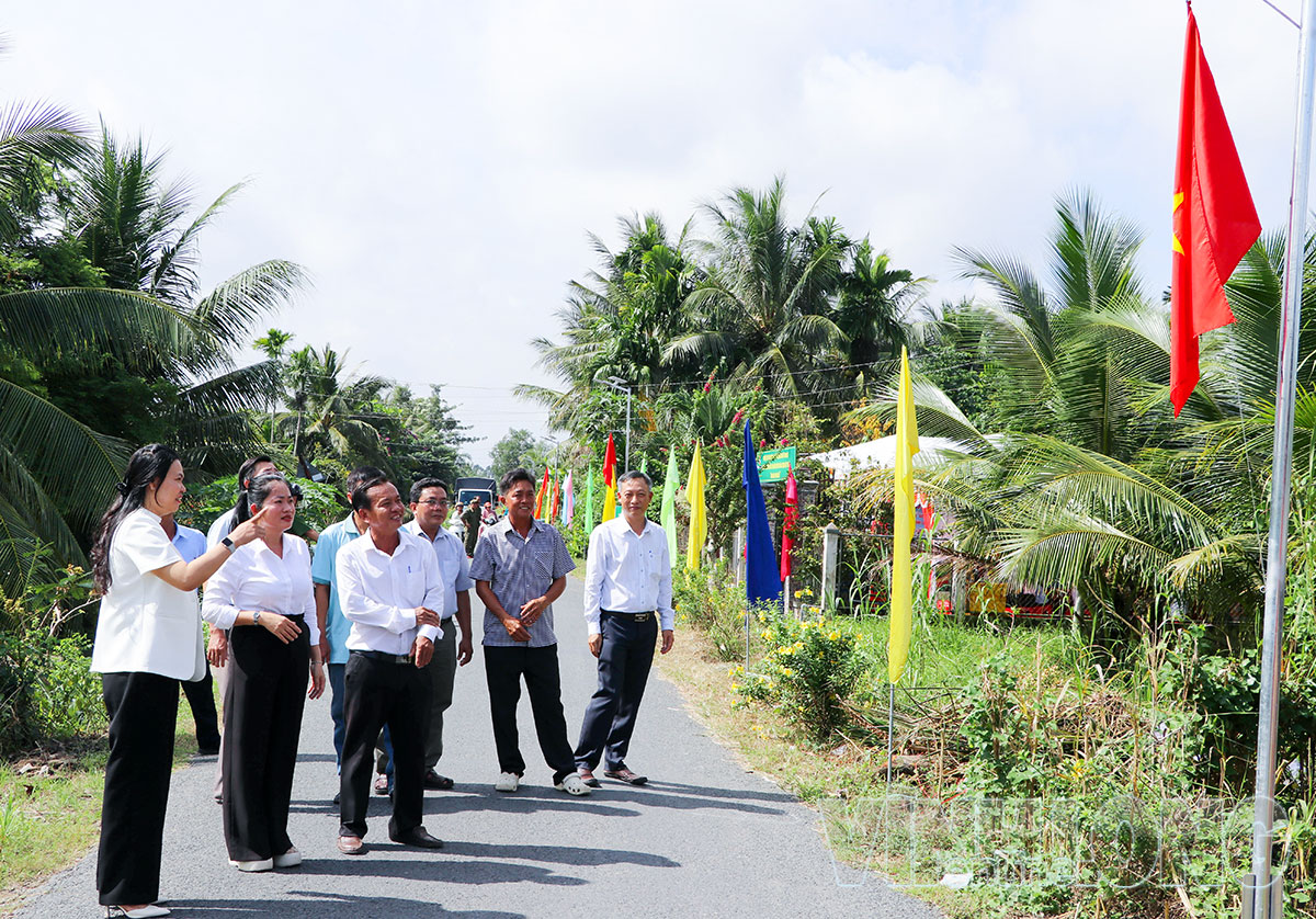 Lãnh đạo địa phương và người dân tham quan công trình “Ánh sáng Nông dân” tại ấp Gia Kiết (xã Trà Côn).