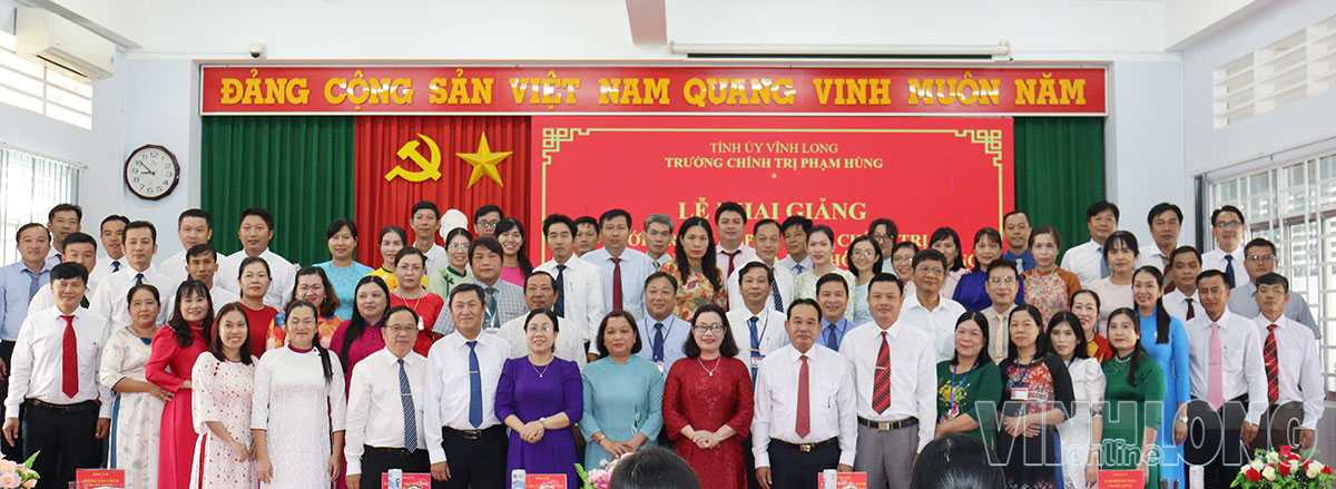 Chụp ảnh lưu niệm cùng các học viên lớp Trung cấp Lý luận chính trị hệ không tập trung K02B05.