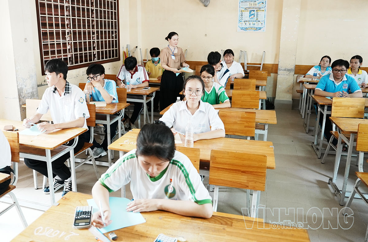 Thí sinh làm thủ tục dự thi.