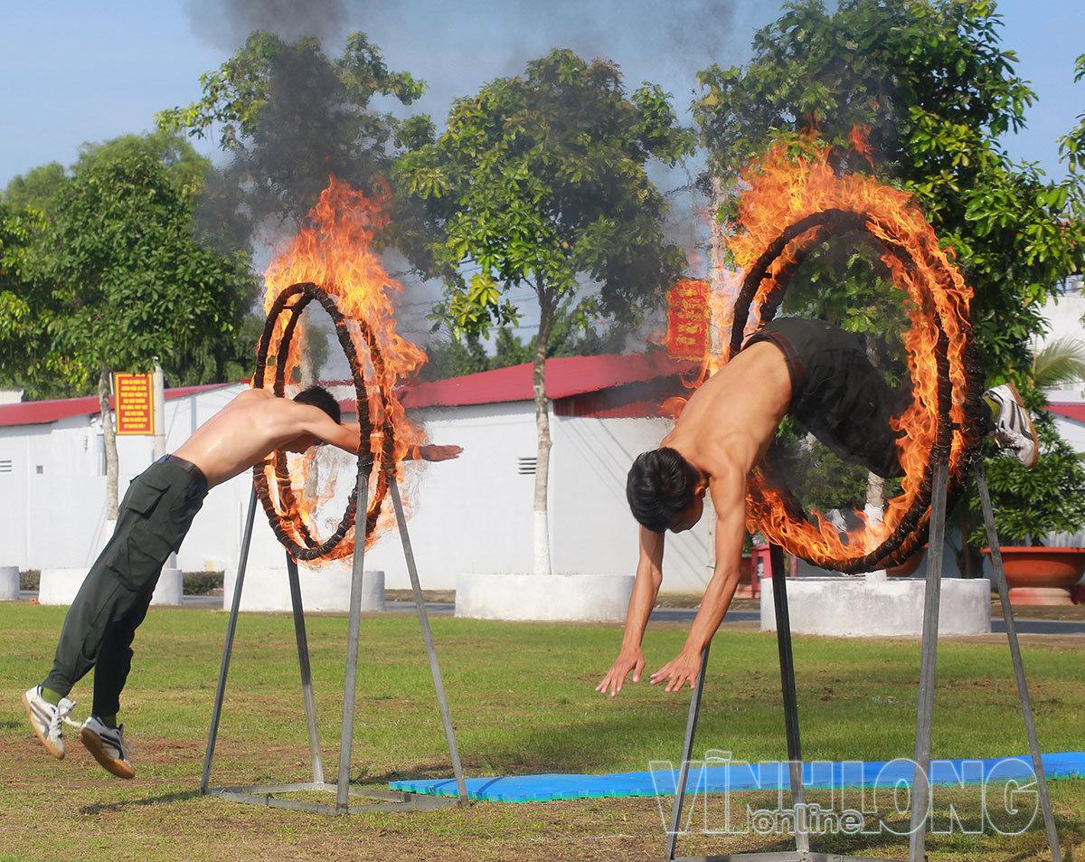 Biểu diễn kỹ thuật vượt vật cản, lao qua vòng lửa, thể hiện khả năng rèn luyện thể lực, bản lĩnh, ý chí và tinh thần dũng cảm.