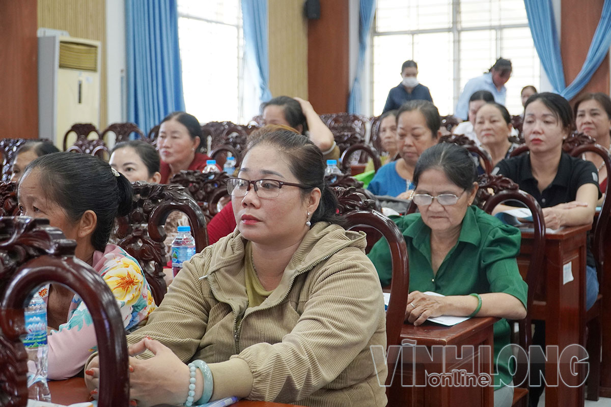 Các thành viên vay vốn Quỹ Hỗ trợ phụ nữ phát triển kinh tế tỉnh tham gia tập huấn.