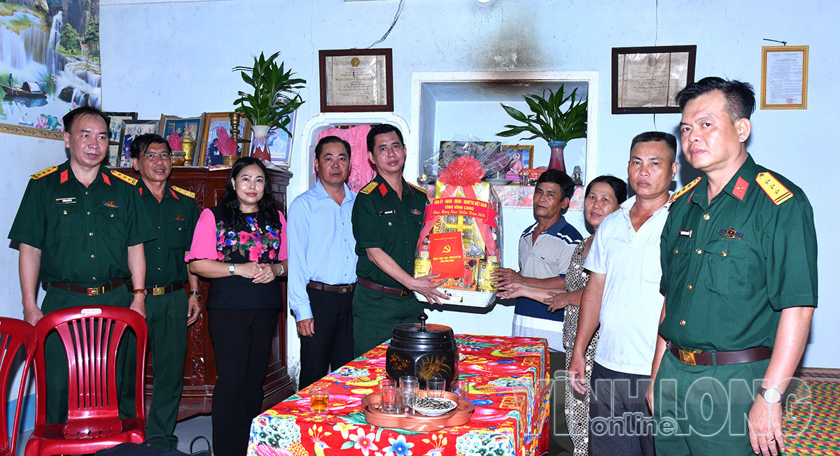 Đại tá Huỳnh Văn Khởi - Tỉnh ủy viên, Chính ủy Bộ CHQS tỉnh tặng quà chúc mừng gia đình chính sách.