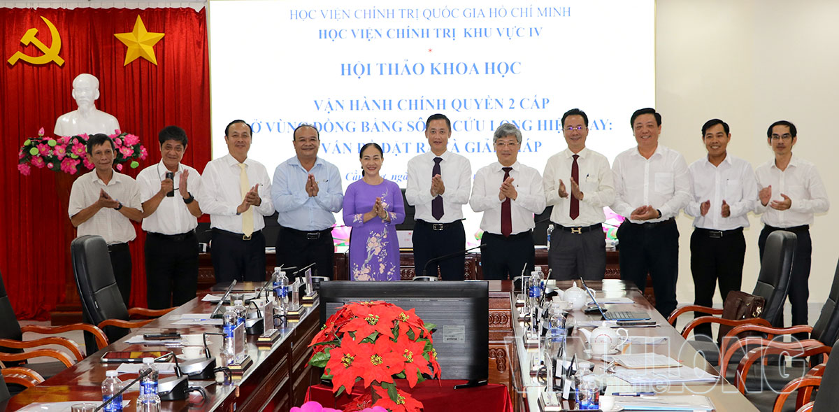 Đại biểu tham gia hội thảo chụp ảnh lưu niệm.