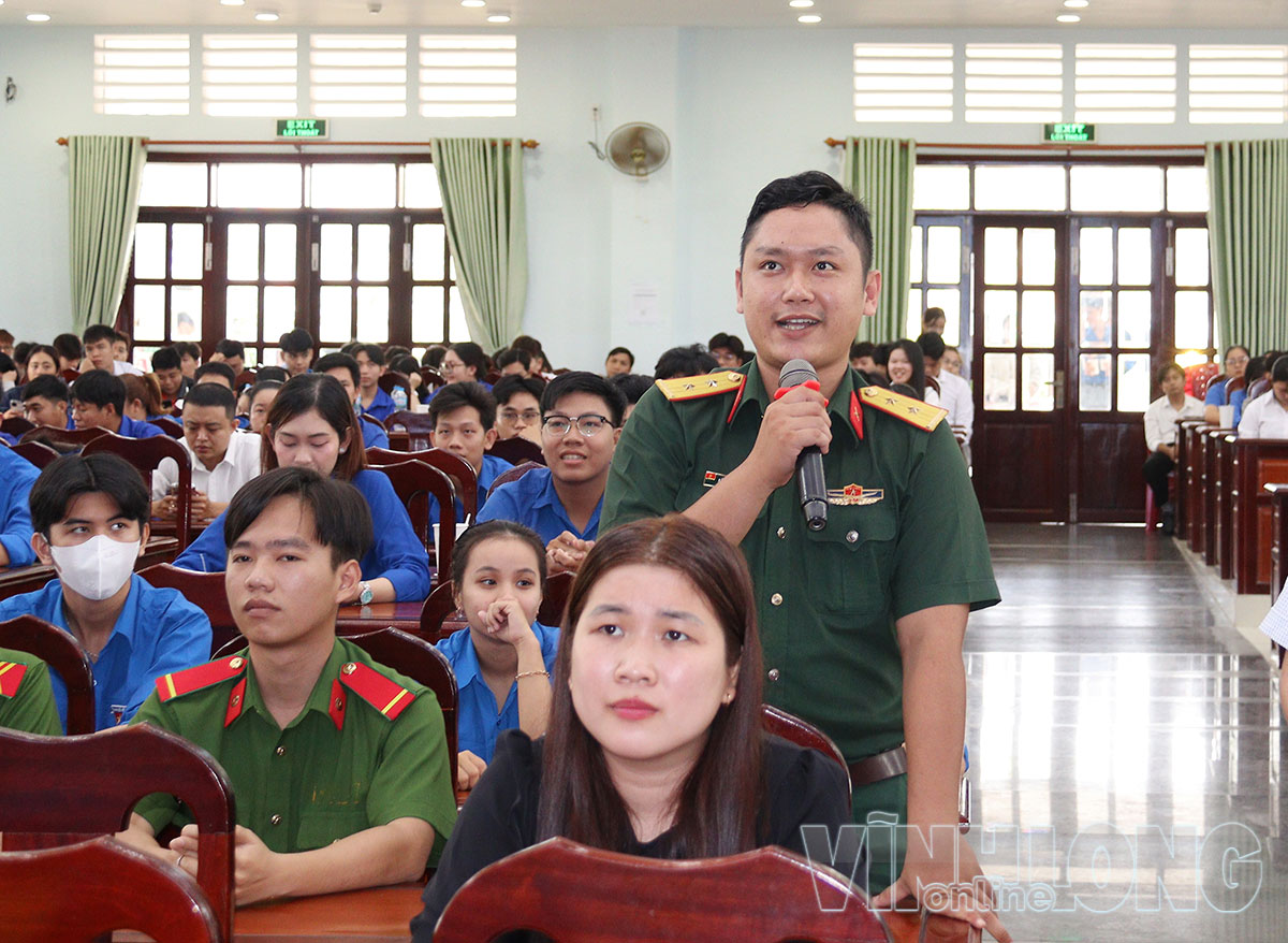 Đoàn viên chia sẻ ý kiến về xây dựng hình mẫu thanh niên Vĩnh Long thời kỳ mới.