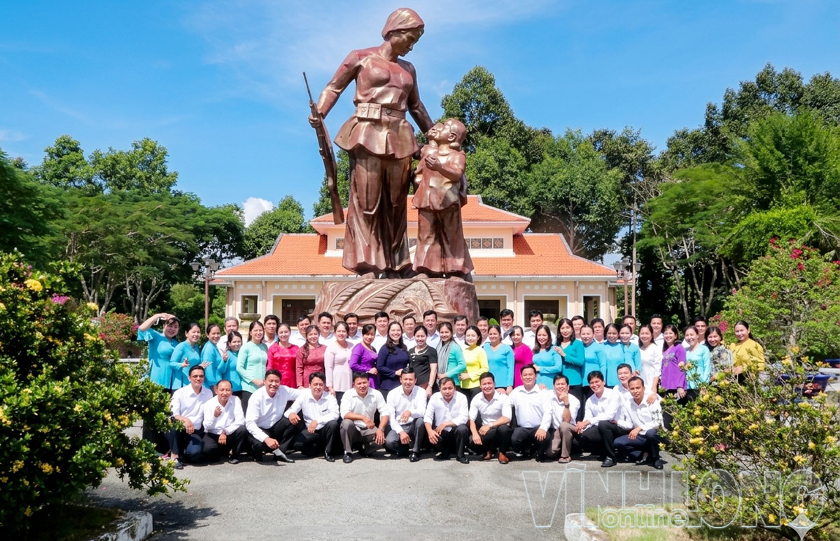 Chi bộ Cơ quan Ủy ban MTTQ Việt Nam tỉnh chụp ảnh lưu niệm tại khu tưởng niệm Nữ Anh hùng liệt sĩ Nguyễn Thị Út, xã Tam Ngãi.
