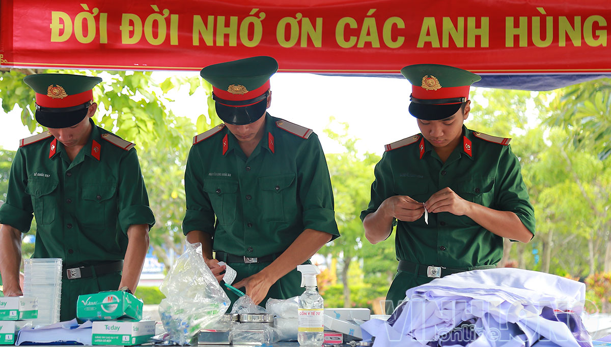 Cán bộ, chiến sĩ lực lượng vũ trang cẩn trọng, tỉ mỉ trong từng phần việc.