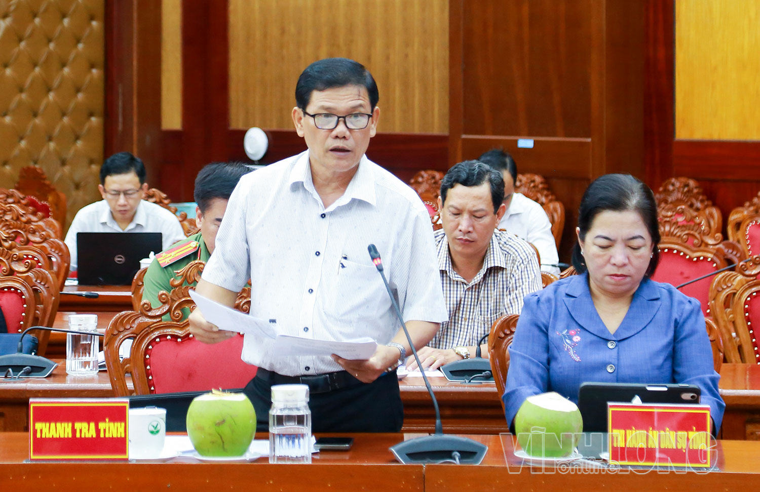 Đại diện Thanh tra tỉnh báo cáo kết quả xử lý, giải quyết các tranh chấp, khiếu nại, khiếu kiện đất đai trong vùng các công trình, dự án trên địa bàn tỉnh.