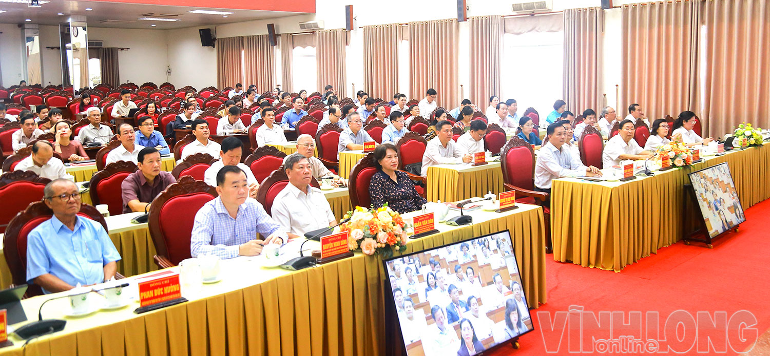 Đại biểu tham dự hội nghị tại điểm cầu Tỉnh ủy Vĩnh Long.