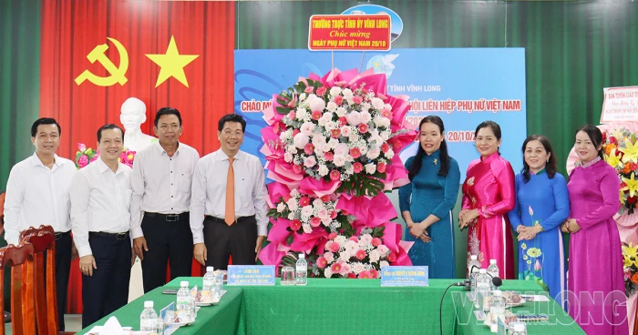 Thường trực Tỉnh ủy thăm, chúc mừng Hội Liên hiệp Phụ nữ tỉnh
