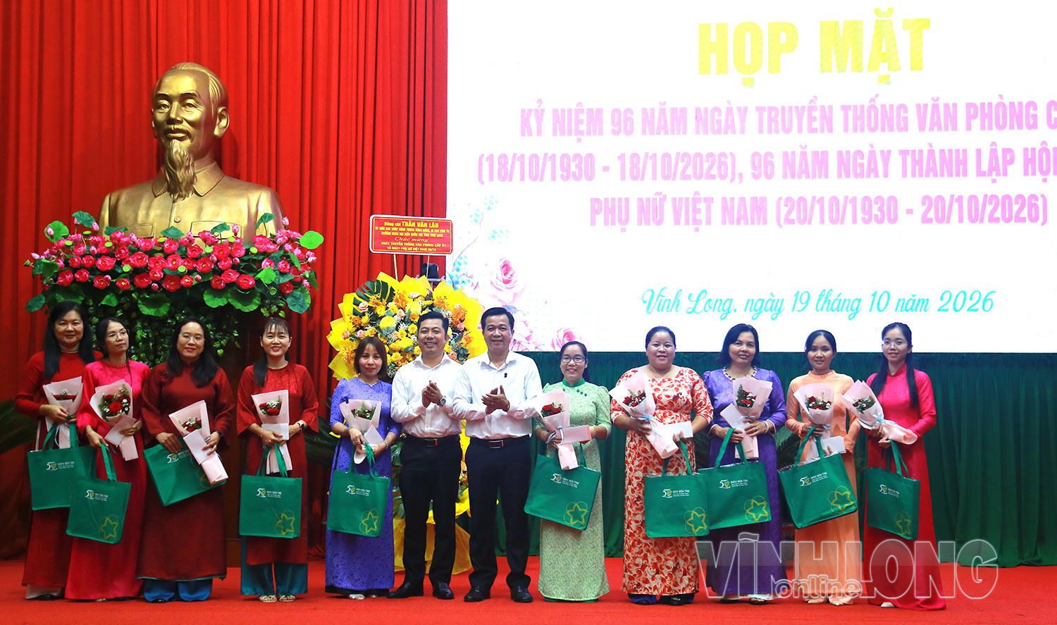 Lãnh đạo Văn phòng Tỉnh ủy tặng quà chúc mừng nữ cán bộ, công chức, viên chức, người lao động Văn phòng Tỉnh ủy.