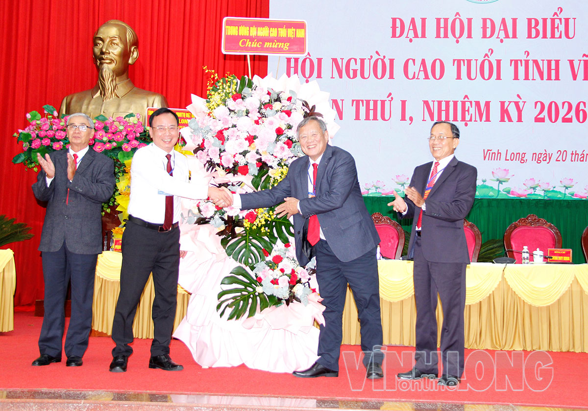 Phó Chủ tịch Thường trực Hội NCT Việt Nam Nguyễn Lam tặng hoa chúc mừng đại hội.