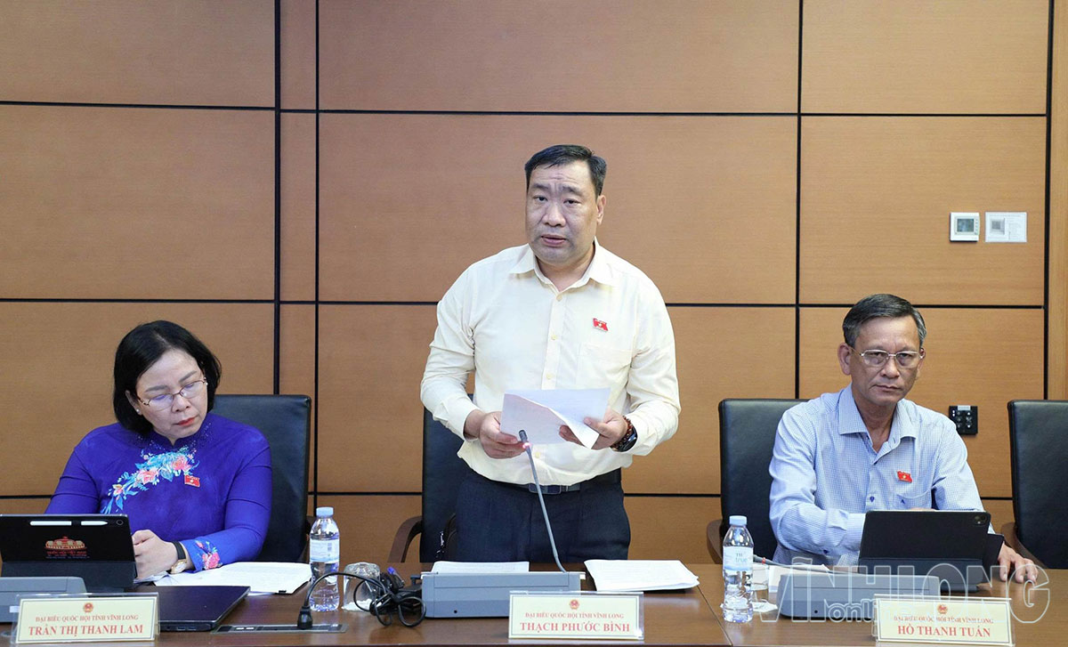 
Đại biểu Thạch Phước Bình, Tỉnh ủy viên, Phó Trưởng Đoàn chuyên trách Đoàn ĐBQH tỉnh Vĩnh Long, thảo luận tại Tổ ngày 19/10.