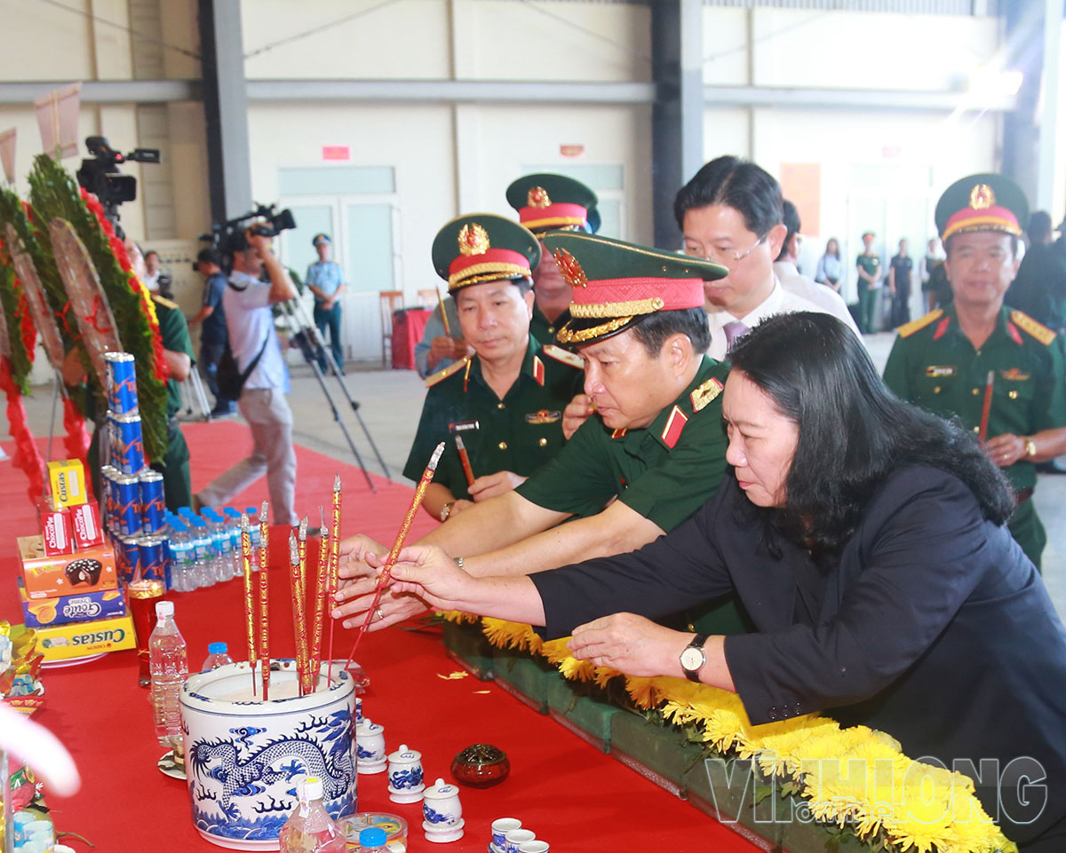 Đại biểu thắp hương tưởng nhớ các Anh hùng liệt sĩ trước khi tiến hành vận chuyển, bàn giao mẫu hài cốt liệt sĩ.