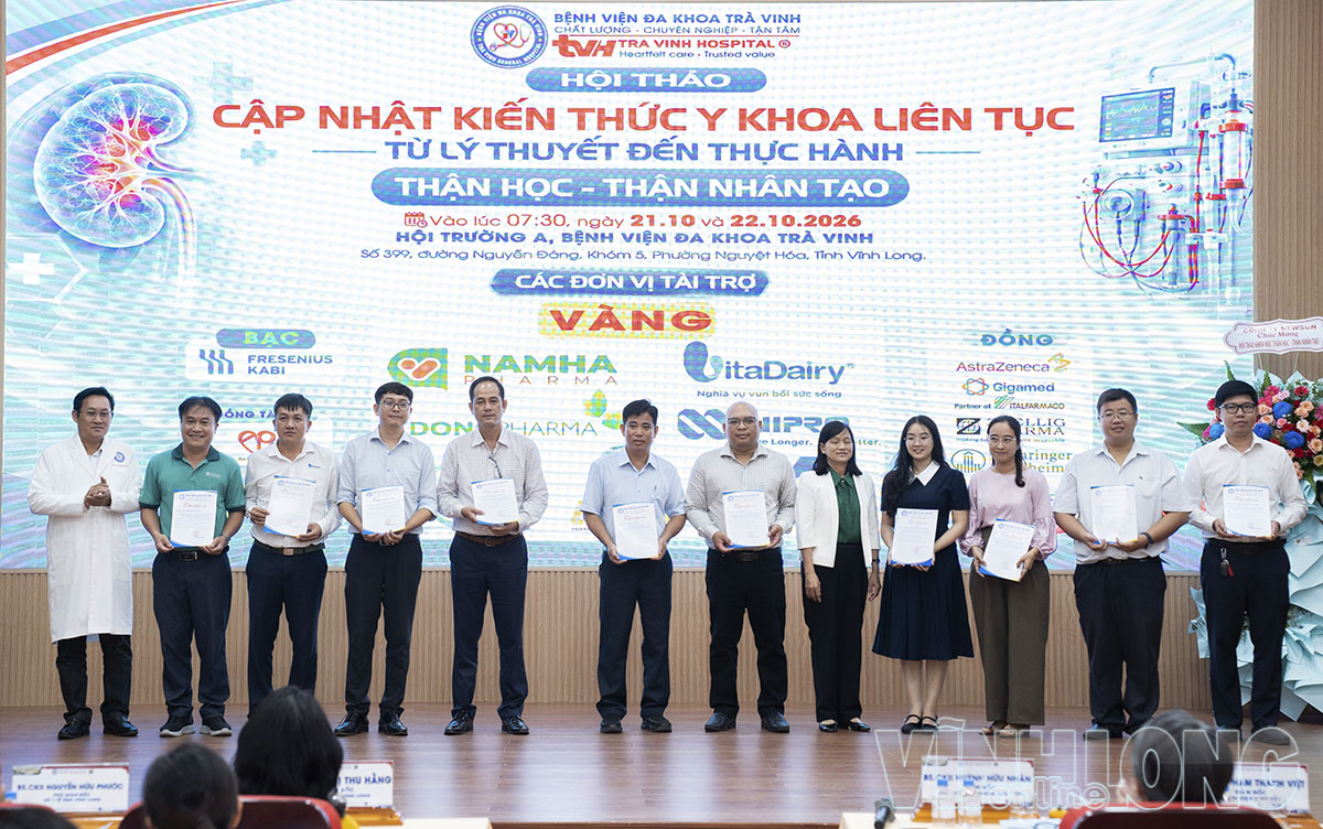 Lãnh đạo Bệnh viện Đa khoa Trà Vinh trao thư cảm ơn đến các Đơn vị tài trợ.