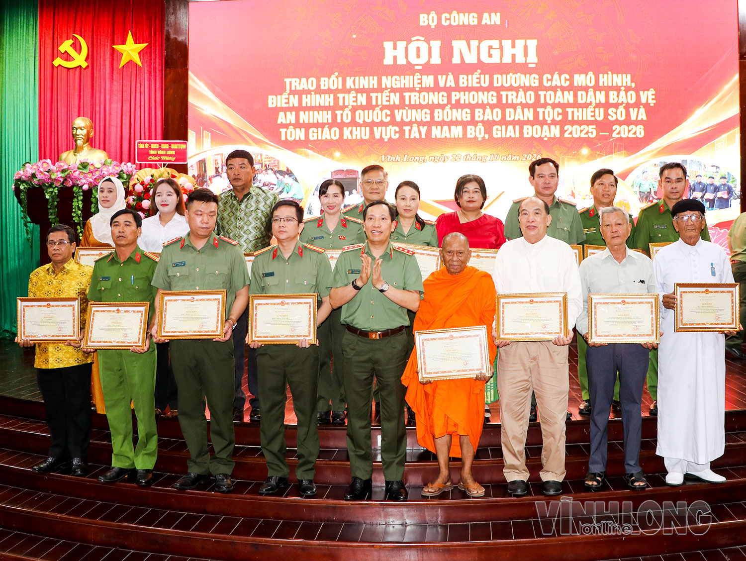Thượng tướng Lê Văn Tuyến- Ủy viên Trung ương Đảng, Thứ trưởng Bộ Công an, Trưởng Ban Chỉ đạo Thực hiện phong trào Toàn dân bảo vệ ANTQ Trung ương tặng bằng khen cho các tập thể, cá nhân điển hình.
