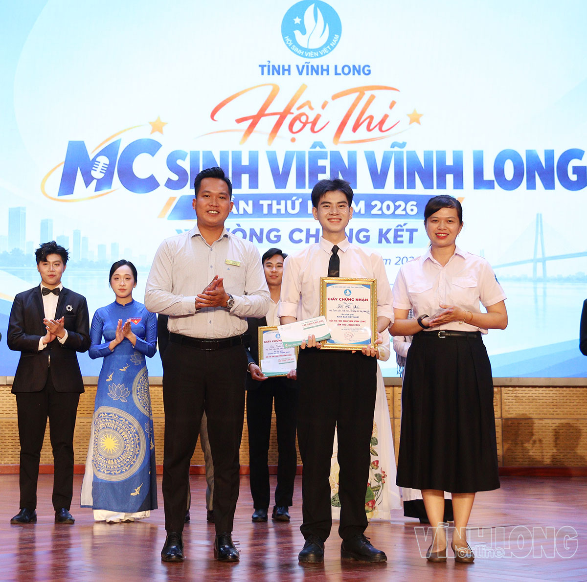 Trao giải kịch bản hay nhất cho thí sinh Đỗ Phi Hiếu - Trường ĐH Xây dựng Miền Tây.