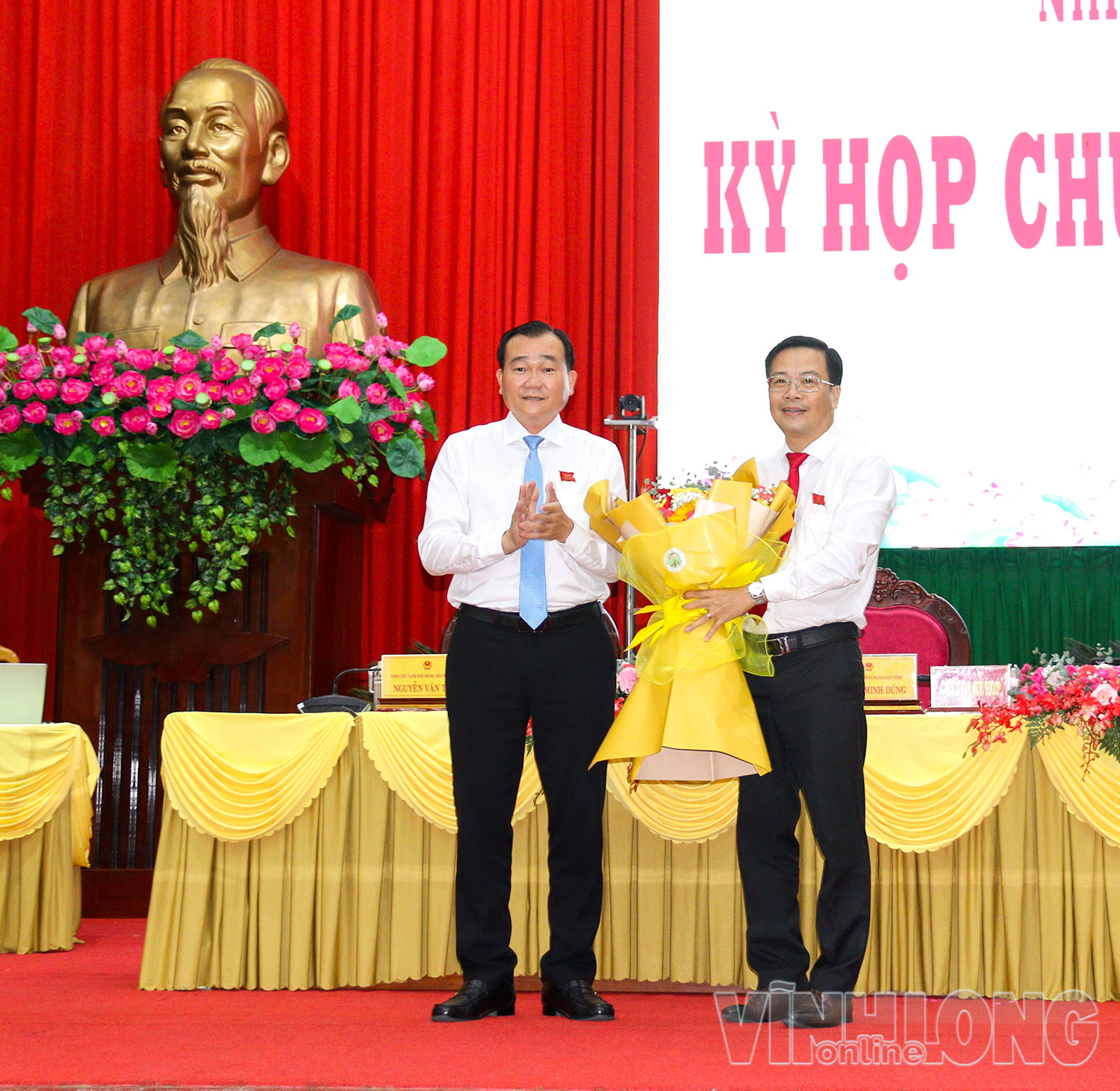  Đồng chí Nguyễn Minh Dũng - Ủy viên Dự khuyết Trung ương Đảng, Phó Bí thư Tỉnh ủy, Chủ tịch HĐND tỉnh tặng hoa chúc mừng ông Lê Thanh Bằng - Giám đốc Sở Tư pháp vừa được HĐND tỉnh bầu giữ chức danh Ủy viên UBND tỉnh nhiệm kỳ 2026 - 2031