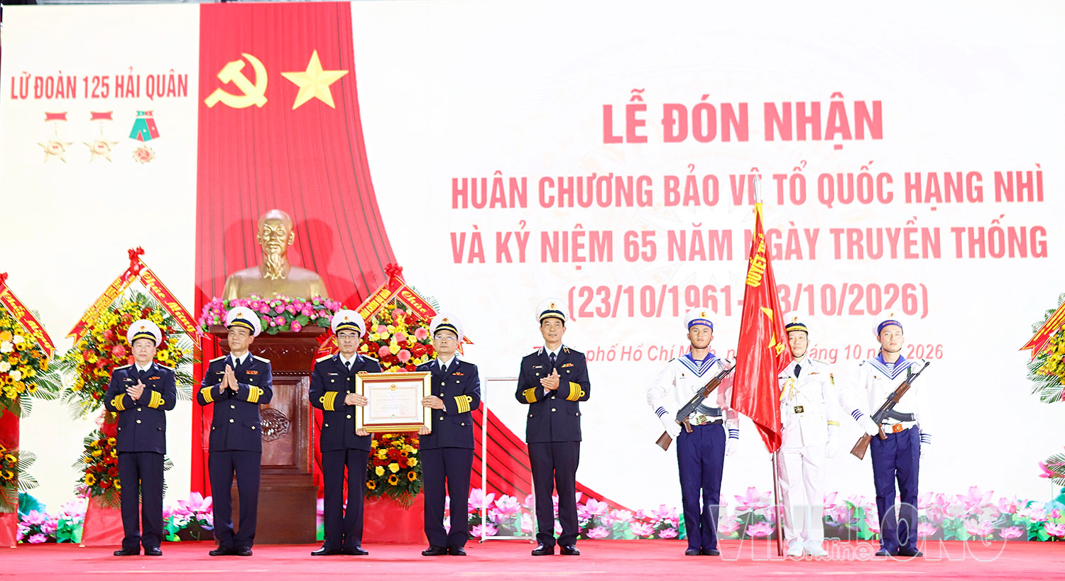 Phó Đô đốc, Bí thư Đảng ủy, Chính ủy Quân chủng Hải quân Nguyễn An Phong trao tặng Huân chương Bảo vệ Tổ quốc hạng Nhì cho Lữ đoàn 125.