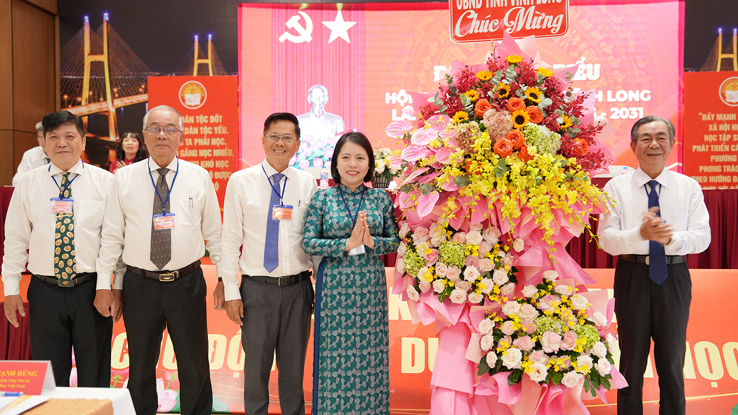 Đồng chí Lê Thanh Bình đại diện lãnh đạo tỉnh tặng hoa chúc mừng đại hội.