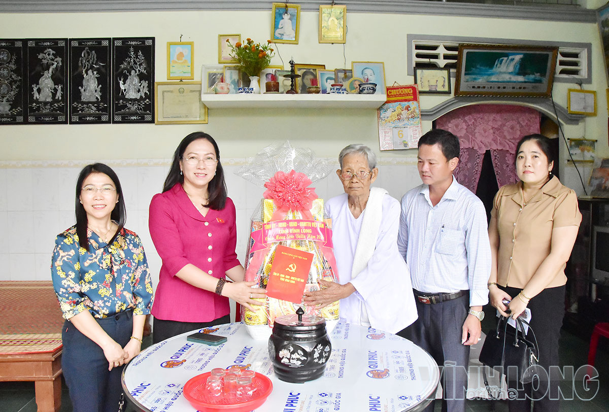  Đoàn công tác thăm tăng quà cho bà Thạch Thị Phol.