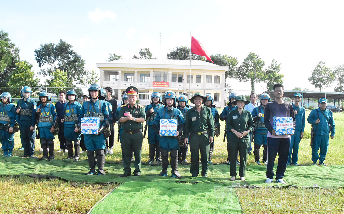 Ban Tổ chức trao quà động viên các đơn vị thực binh.