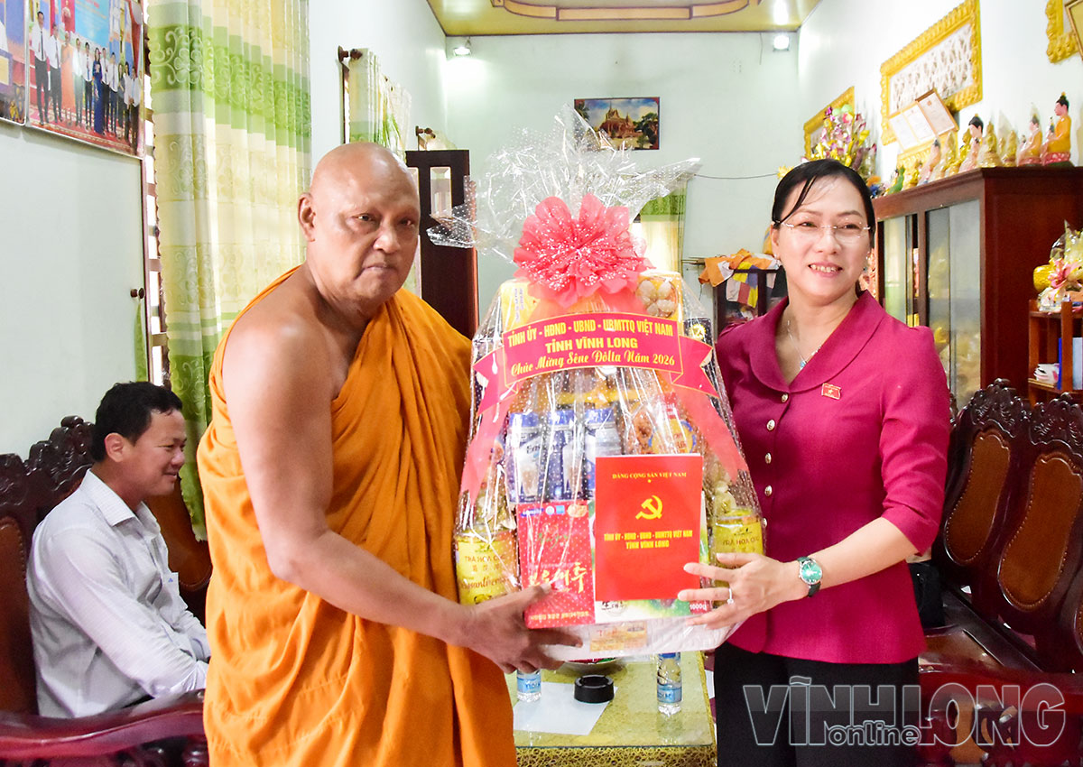 Phó Trưởng Đoàn chuyên trách Đoàn ĐBQH tỉnh Nguyễn Thị Yến Nhi tặng quà cho Thượng toạ Thạch Thường.