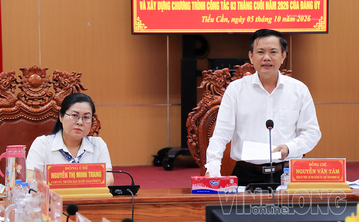 Đồng chí Nguyễn Văn Tám - Tỉnh ủy viên, Bí thư Đảng ủy, Chủ tịch HĐND xã báo cáo kết quả thực hiện nhiệm vụ 9 tháng năm 2026 xã Tiểu Cần.
