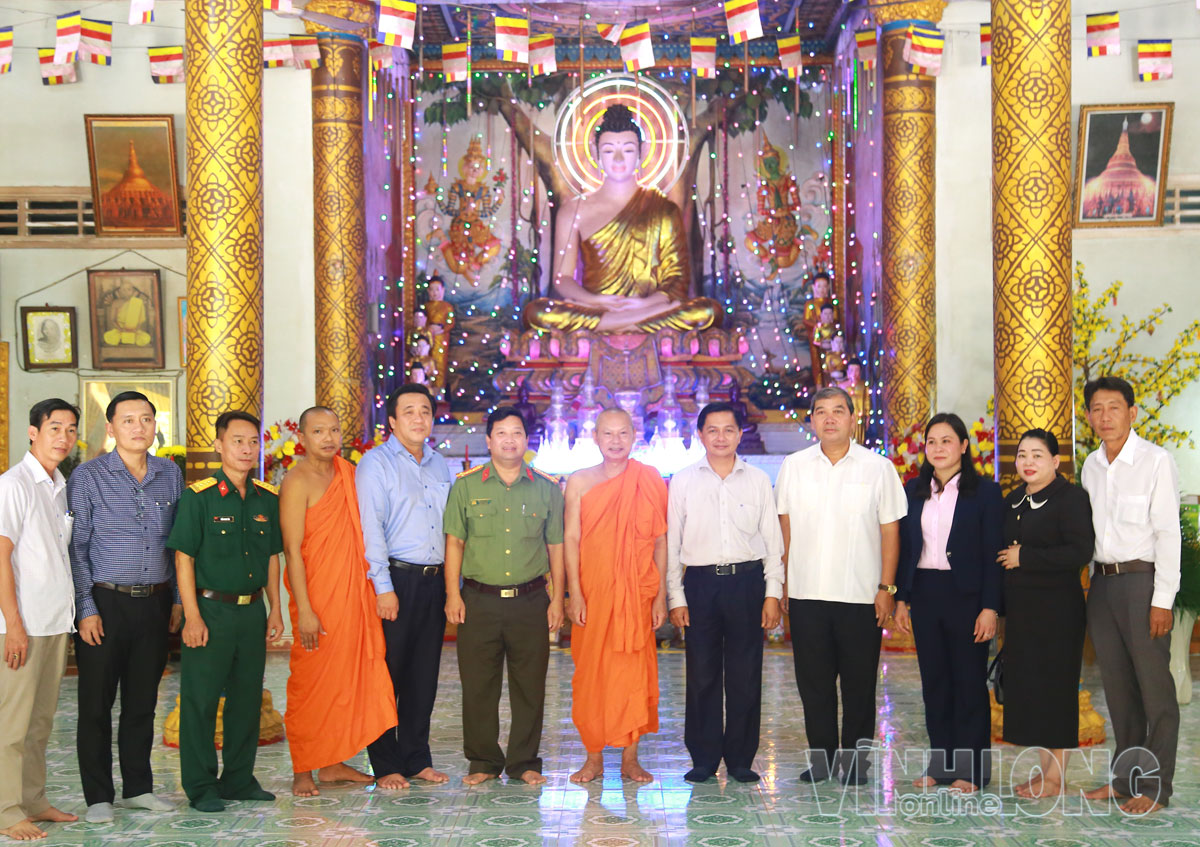 Bí thư Tỉnh ủy – Trần Văn Lâu và Phó Bí thư Tỉnh ủy, Chủ tịch Ủy ban MTTQ Việt Nam tỉnh – Kim Ngọc Thái chụp ảnh lưu niệm cùng các vị chư tăng chùa Hạnh Phúc Tăng.