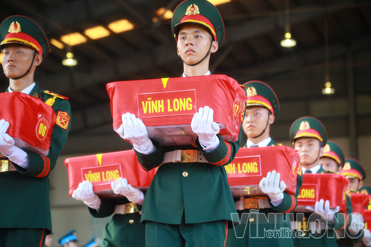 Mẫu sinh phẩm hài cốt liệt sĩ trên địa bàn tỉnh Vĩnh Long được lực lượng làm nhiệm vụ đưa lên máy bay.