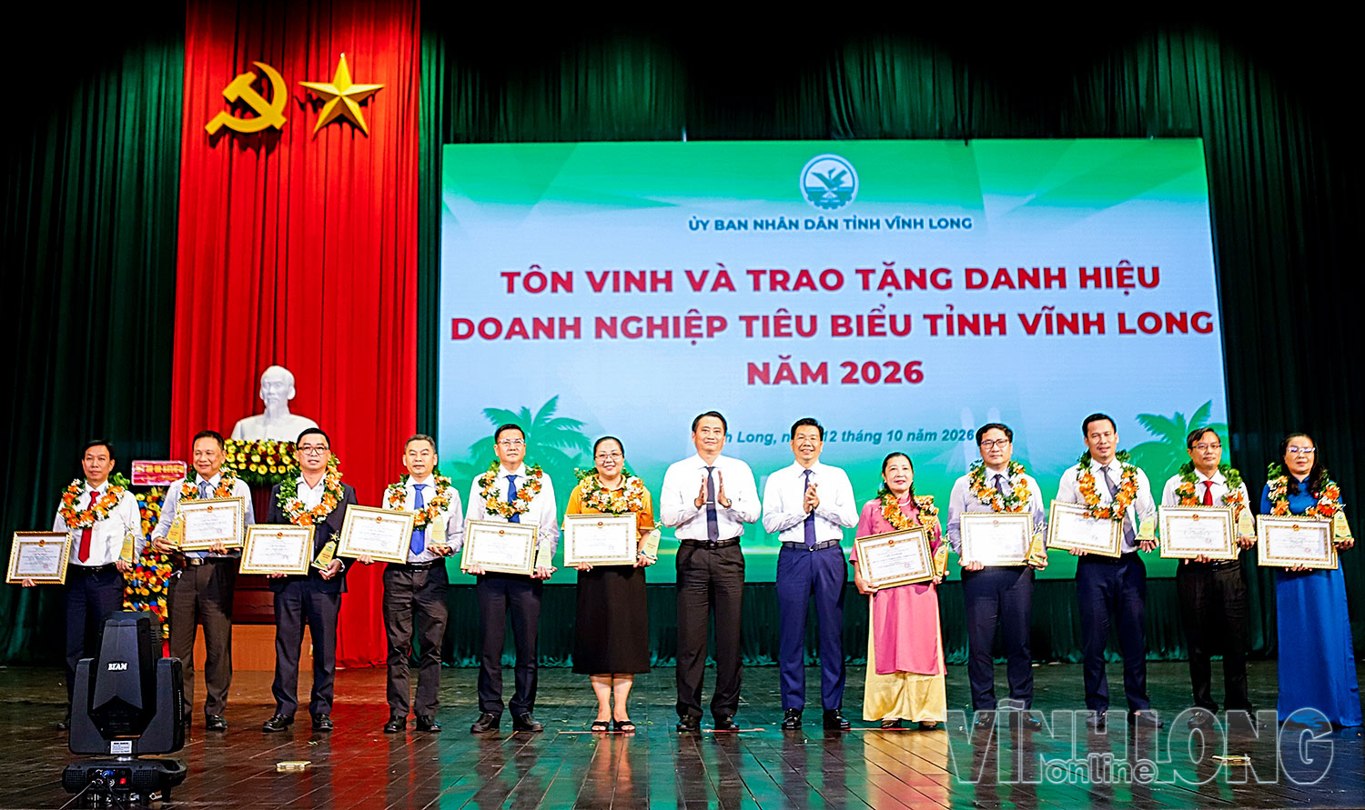 Đồng chí Nguyễn Mạnh Hùng- Ủy viên Ban chấp hành Trung ương Đảng, Phó Bí thư thường trực tỉnh ủy và đồng chí Nguyễn Quỳnh Thiện- Phó Chủ tịch UBND tỉnh tôn vinh và trao danh hiệu các DN tiêu biểu.