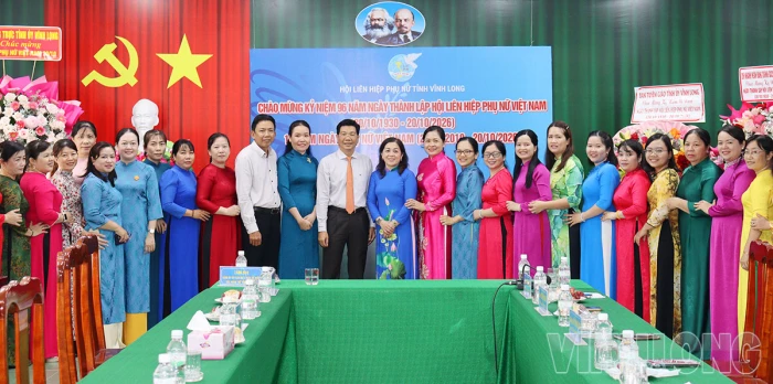 Thường trực Tỉnh ủy thăm, chúc mừng Hội Liên hiệp Phụ nữ tỉnh