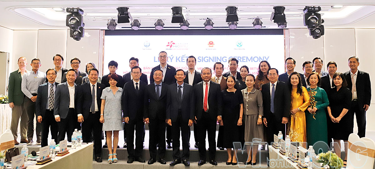 Các đại biểu chụp ảnh lưu niệm sau buổi tọa đàm.