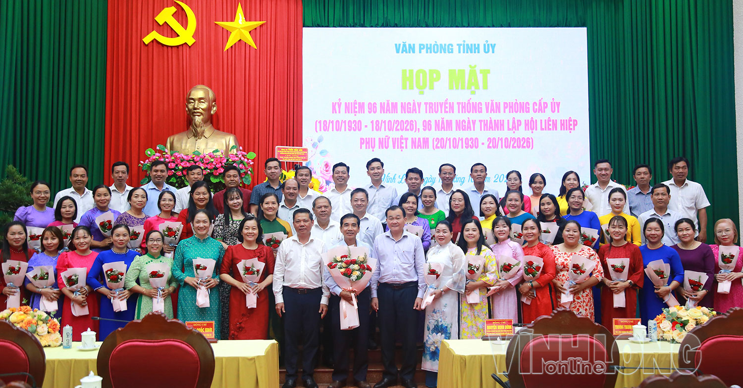 Đại biểu chụp ảnh lưu niệm.