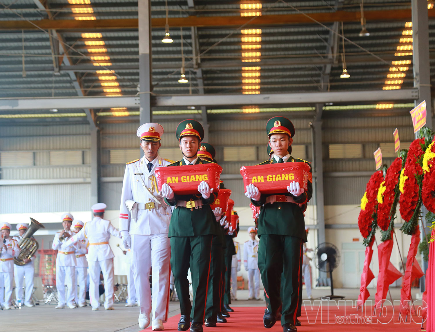 Đội nghi lễ với những chiến sĩ tuổi đôi mươi cẩn trọng từng thao tác, bước đi khi thực hiện nhiệm vụ thiêng liêng.