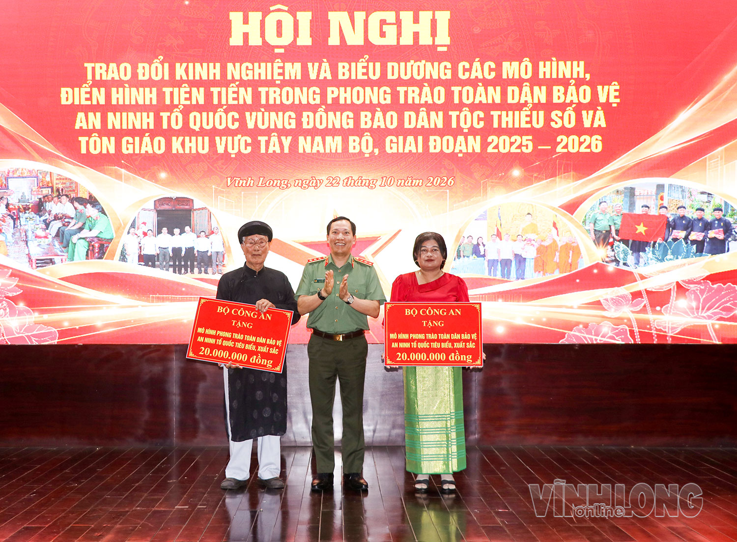 Thượng tướng Lê Văn Tuyến- Ủy viên Trung ương Đảng, Thứ trưởng Bộ Công an, Trưởng Ban Chỉ đạo Thực hiện phong trào Toàn dân bảo vệ ANTQ Trung ương trao quà của Bộ Công an cho 2 mô hình tiêu biểu.