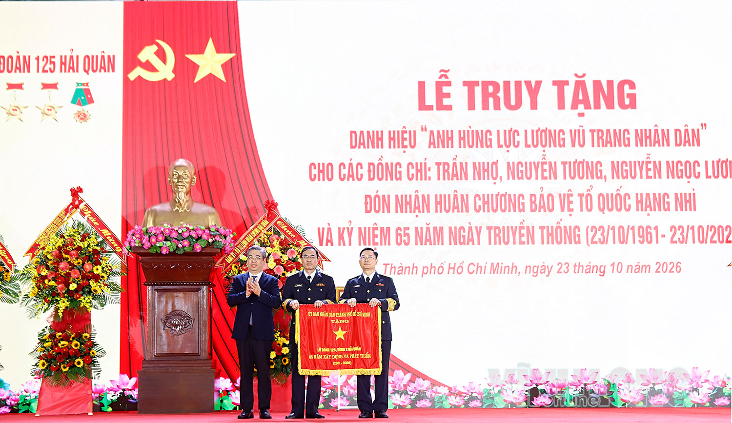 Lãnh đạo UBND TP Hồ Chí Minh tặng cờ truyền thống, bằng khen cho Lữ đoàn 125.