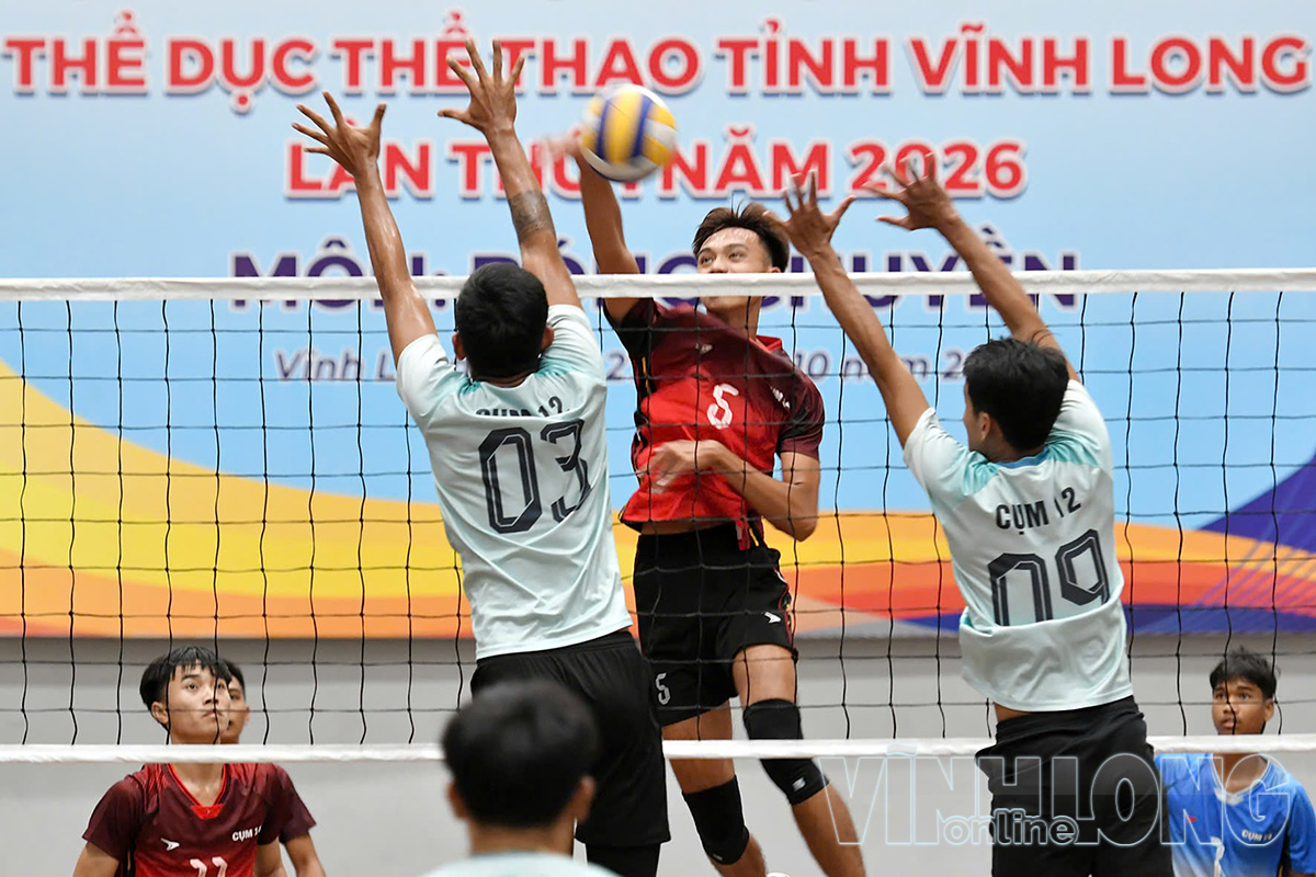 Phá bóng ghi điểm của đội Cụm 14- xã Trà Cú (áo đỏ) trước đội Cụm 12- xã Tiểu Cần. Ảnh: BÁ THI