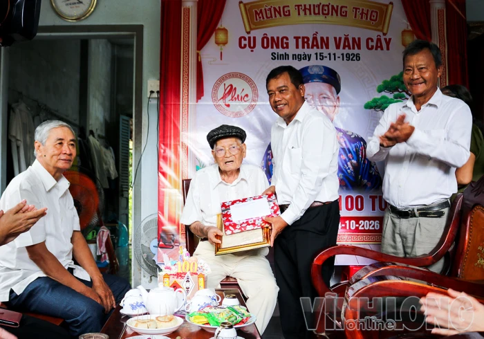 Thăm, tặng quà chúc thọ, mừng thọ người cao tuổi tại xã Lộc Thuận