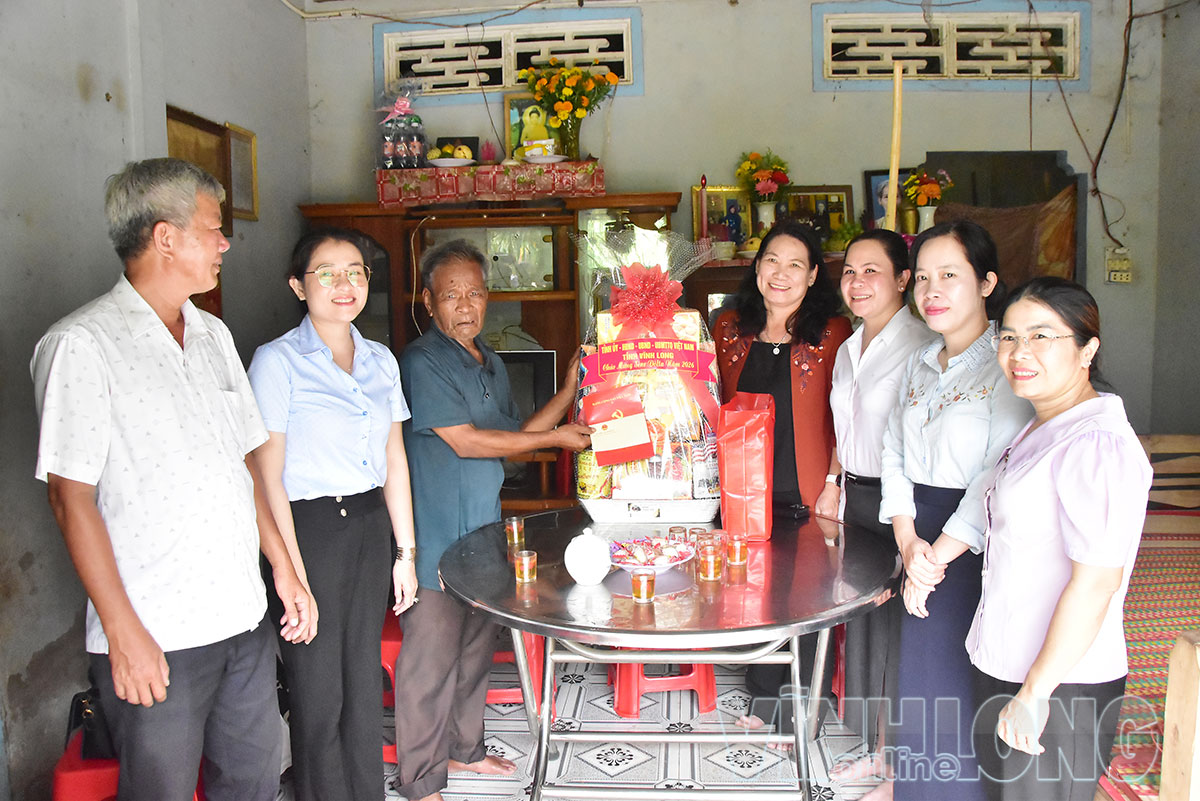 Đoàn lãnh đạo tỉnh, xã Cầu Ngang tặng quà chúc mừng Sêne Đôlta cho thương binh Thạch Dương, xã Cầu Ngang.