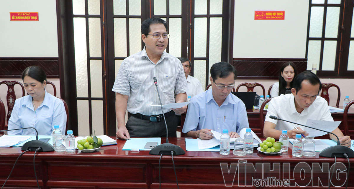 Đại diện Công ty TNHH MTV Quản lý khai thác công trình thủy lợi Trà Vinh đề xuất nạo vét kênh Bình La tại xã Song Lộc.