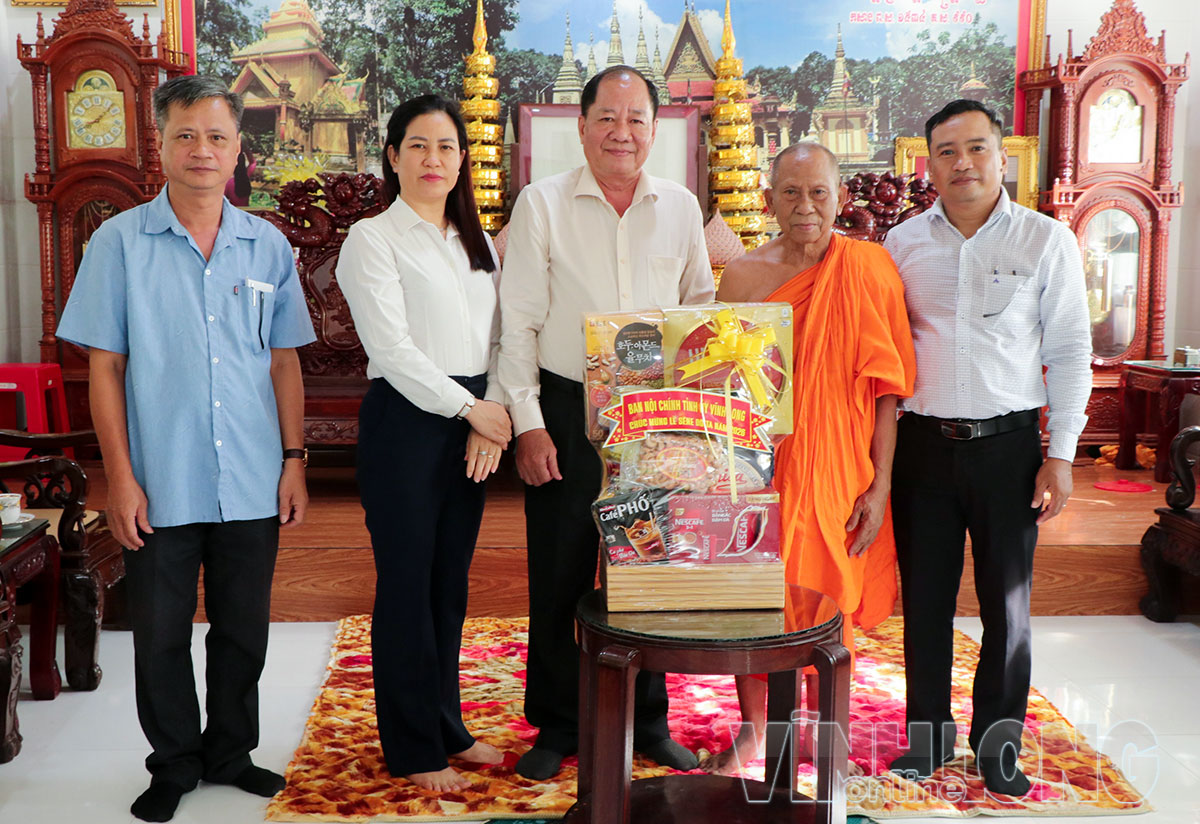 Trưởng Ban Nội chính Tỉnh ủy - Lê Thanh Vân (thứ 3, từ trái qua) thăm, tặng quà Hòa thượng Thạch Sok Xane nhân dịp Lễ Sêne Đôlta.