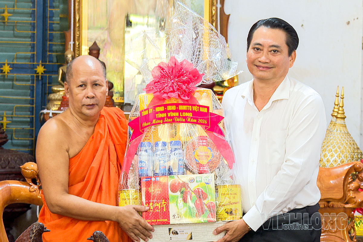Phó Chủ tịch UBND tỉnh Nguyễn Quỳnh Thiện tặng quà cho Sư cả chùa Trốt Lích tại xã Châu Thành.