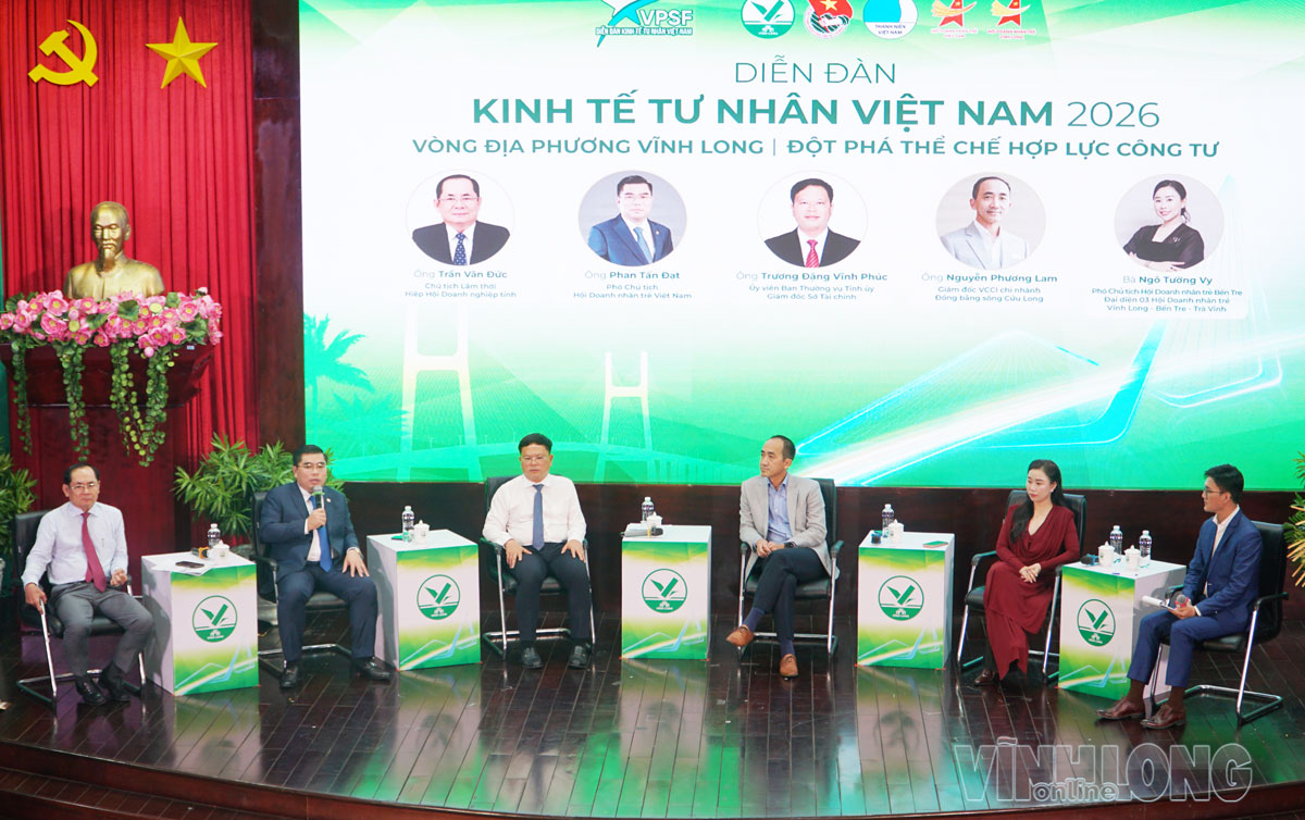 Phiên tọa đàm - đối thoại mở, hỏi đáp trực tiếp giữa chính quyền, chuyên gia, cộng đồng doanh nghiệp.