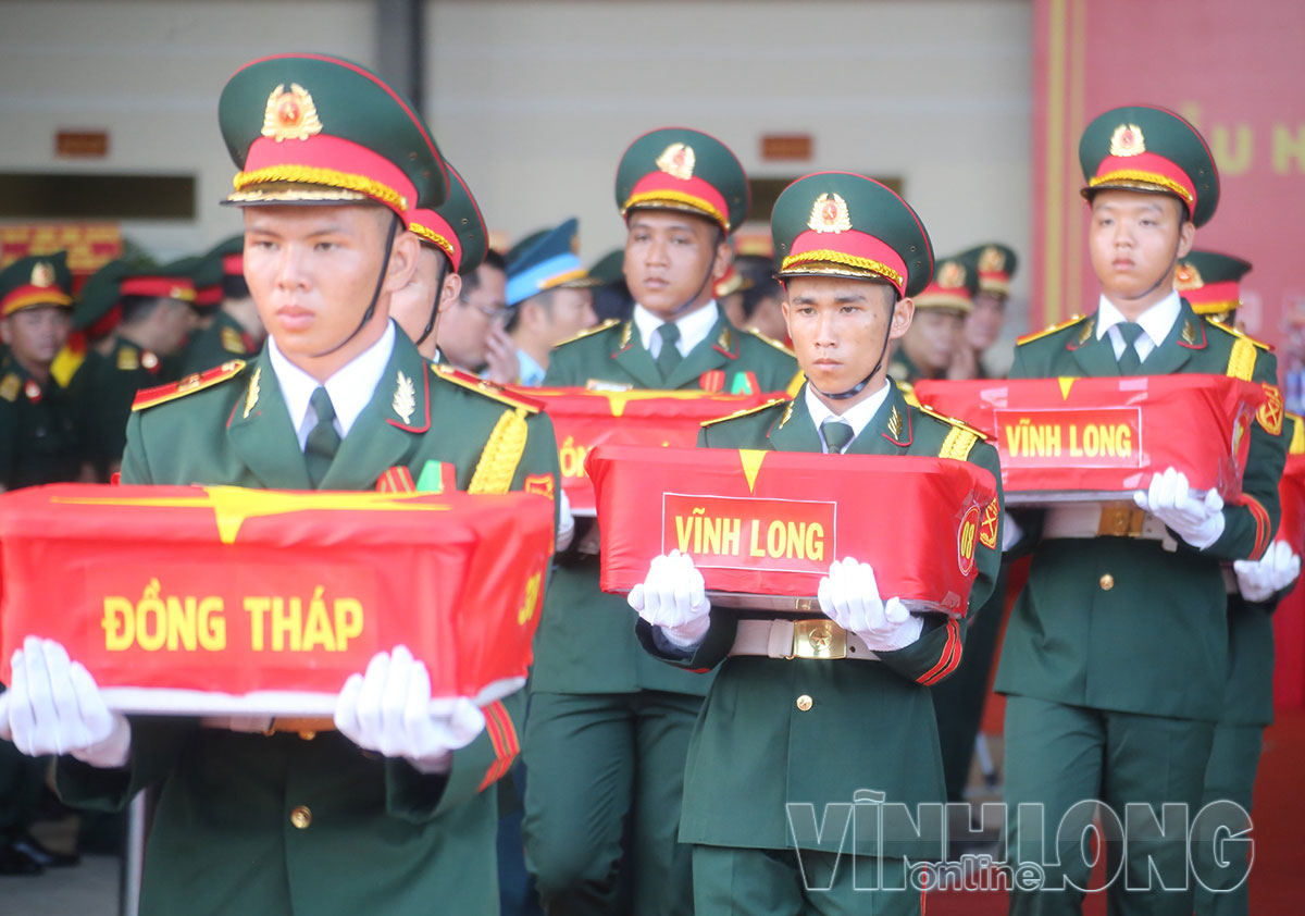 Đưa các mẫu sinh phẩm hài cốt liệt sĩ trên địa bàn tỉnh Vĩnh Long lên máy bay.